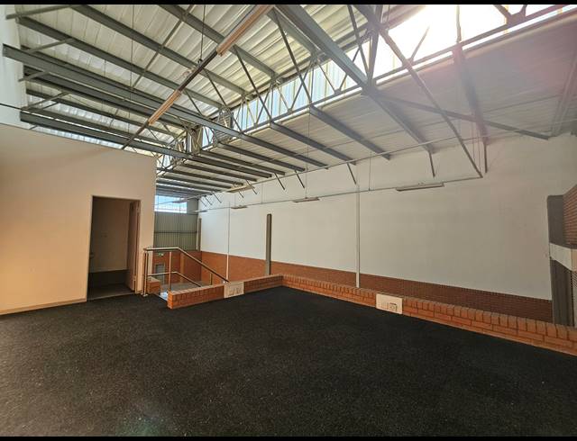 344M² WAREHOUSE TO LET IN LONGLAKE
